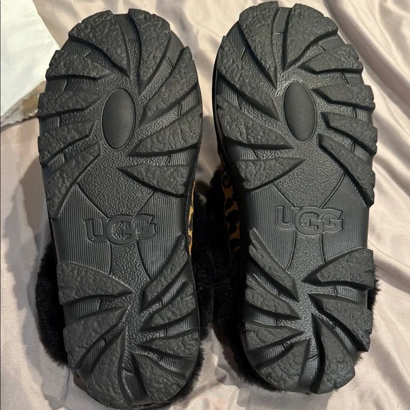 UGG Animal Print Slippers with Plush Black Lining with dust bag - Picture 5 of 6
